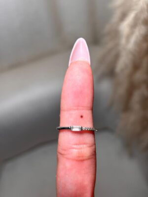 Anillo con circón rectangular