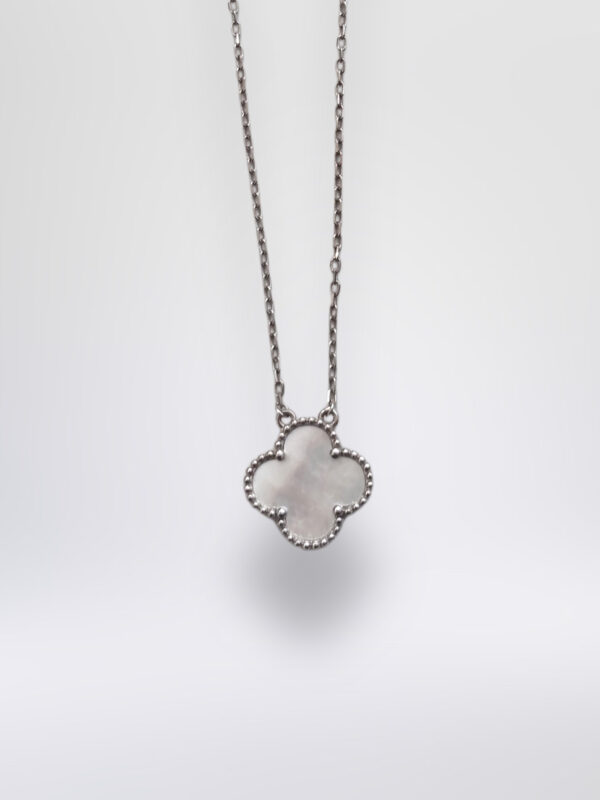 92B253E5-5D40-4722-9AE3-EF040FF3ECCE cadena trebol blanco