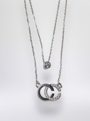 6565bb57-e3b5-4f52-826c-76e85eb03830 Collar Doble Capa Icónico "CC"