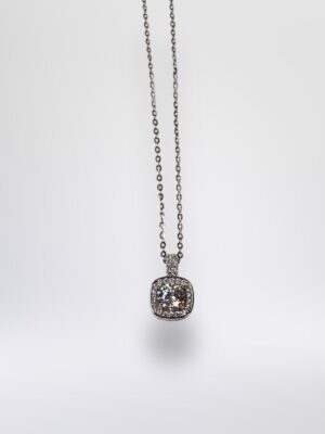 f4a6c6c1-227a-41ed-8793-9d0b99f1e6f0 Collar Halo Cuadrado Clásico