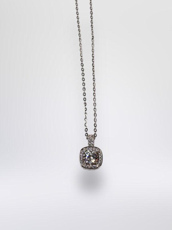 f4a6c6c1-227a-41ed-8793-9d0b99f1e6f0 Collar Halo Cuadrado Clásico