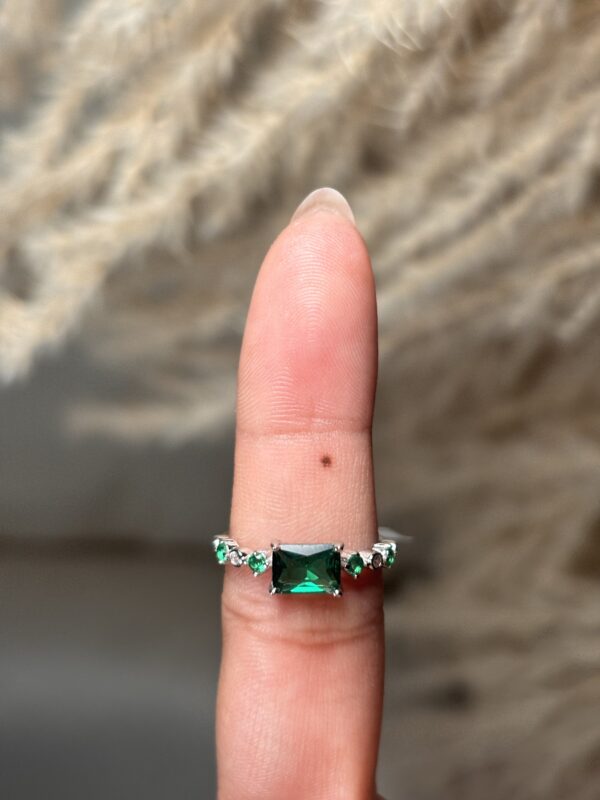 Anillo con piedra rectangular verde y laterales ondulados