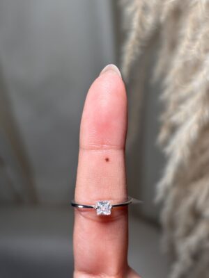 Anillo solitario con piedra cuadrada blanca