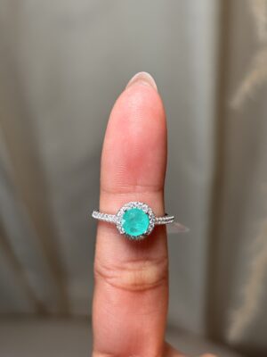 Anillo solitario redondo con turmalina sintetica con halo brillante