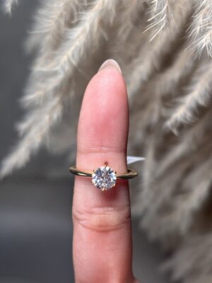 Anillo solitario clásico blanco con banda dorada