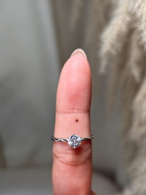 Anillo solitario blanco con banda trenzada