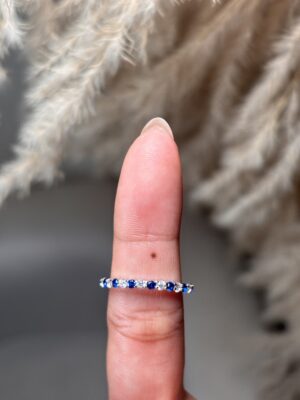 Anillo churumbela de piedras intercaladas azules y blancas