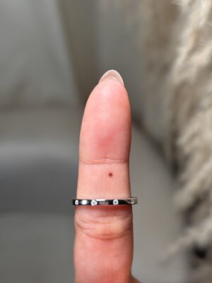 Anillo plano tipo banda con circones incrustados