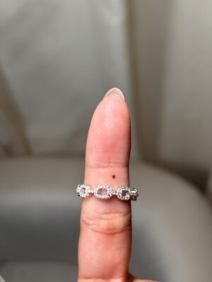 Anillo tipo banda de eslabones con circones