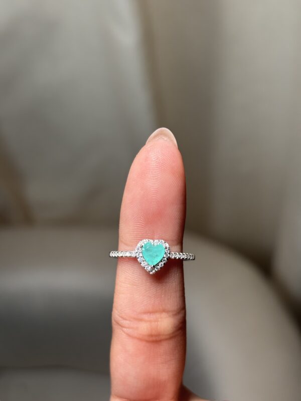 Anillo turmalina sintetica en forma de corazón y halo