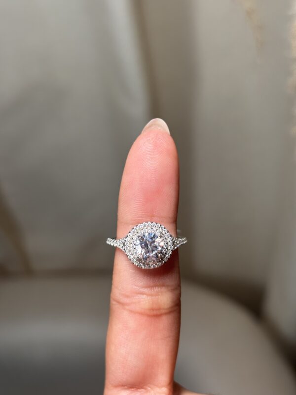 img_1709 Anillo solitario redondo blanco con doble halo brillante
