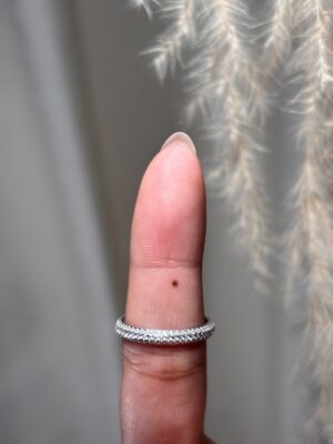 Anillo tipo banda texturizada de tres filas de circones