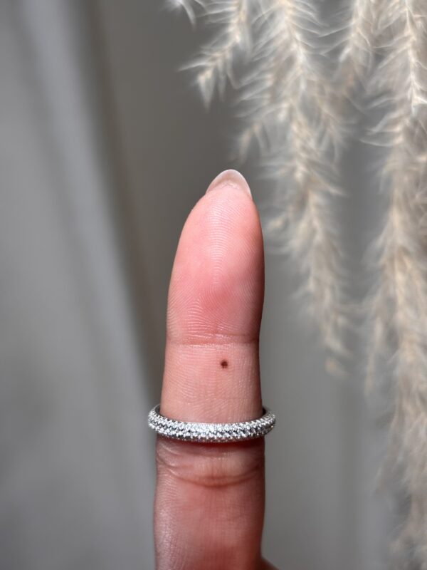 Anillo tipo banda texturizada de tres filas de circones