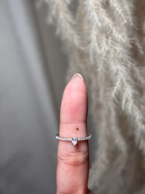 Anillo de banda fina con gema central en corte gota/pera
