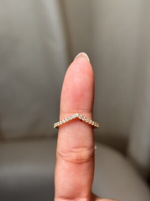 Anillo de banda fina en forma de V/Chevron dorada
