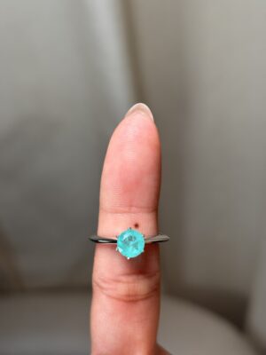 Anillo solitario clásico redondo verde claro con banda lisa