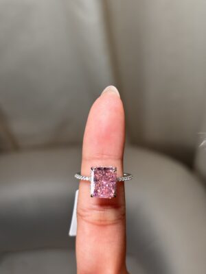 Anillo de banda pavé con gema central rectangular rosa