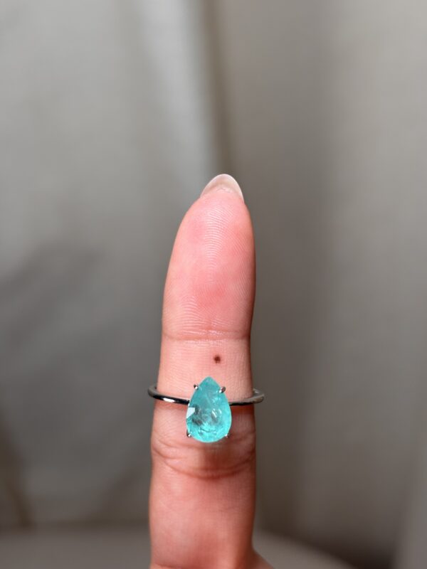 Anillo solitario con gema central corte gota/pera turmalina sintetica
