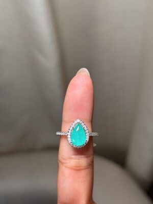 Anillo de diseño halo con gema central corte gota verde claro y banda pavé