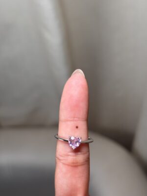 Anillo solitario clásico en corte corazón rosa con banda lisa
