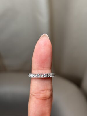 Anillo tipo churumbela texturizada con circones redondos