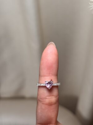Anillo solitario con gema central en corte corazón rosa y banda pavé