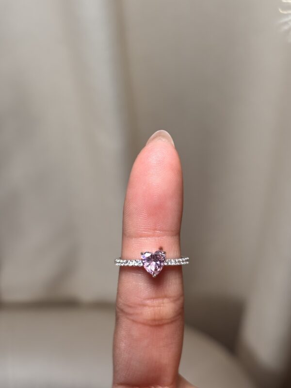 Anillo solitario con gema central en corte corazón rosa y banda pavé