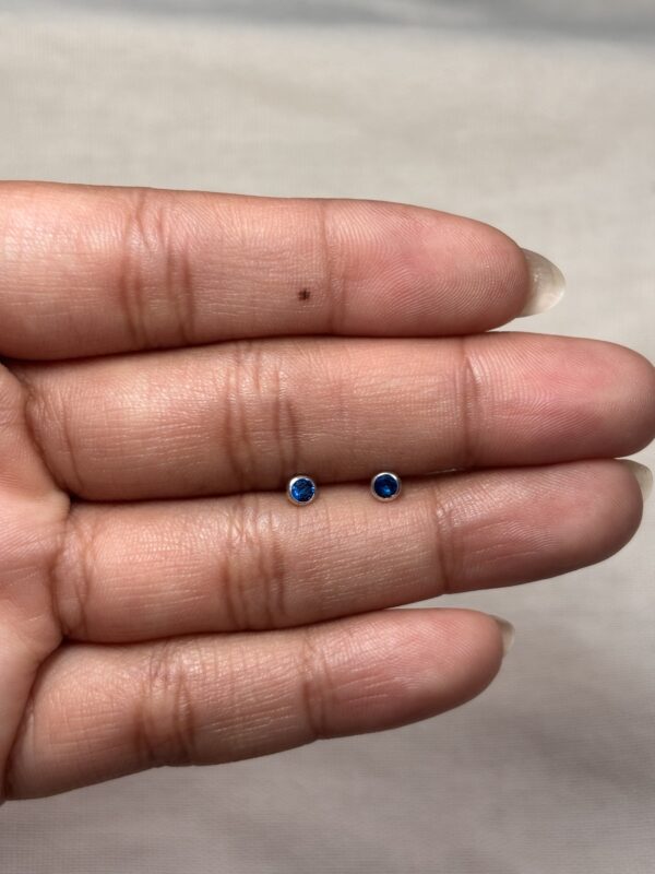 Topos mini circon azul navy con rosca de seguridad