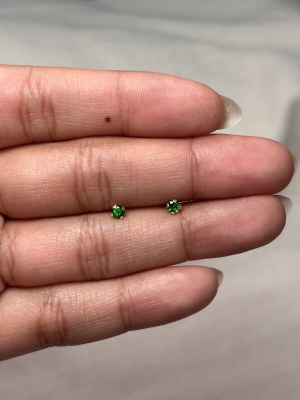 Topos mini circon verde con rosca de seguridad